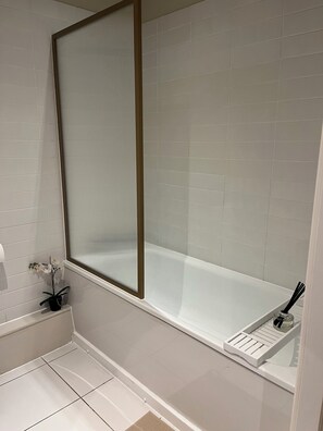 Dusche, Haartrockner, Handtücher, Seife