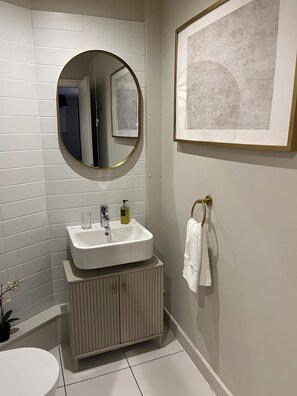 Dusche, Haartrockner, Handtücher, Seife
