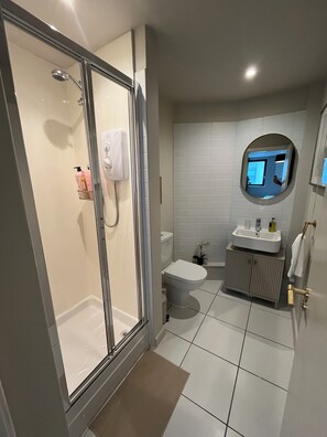 Dusche, Haartrockner, Handtücher, Seife