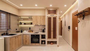 Una cocina moderna con electrodomésticos integrados, armarios de madera y una isla central.