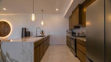 Luxury Studio, City View | Private kitchen