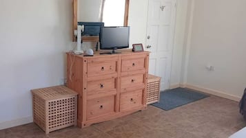 Iron/ironing board, WiFi, bed sheets, wheelchair access