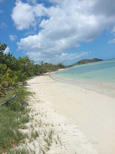  Beachfront Hideaway with Sea Breeze and Relaxed Island Stay with spacious Rooms