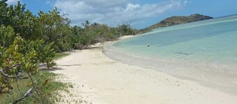  Beachfront Hideaway with Sea Breeze and Relaxed Island Stay with spacious Rooms