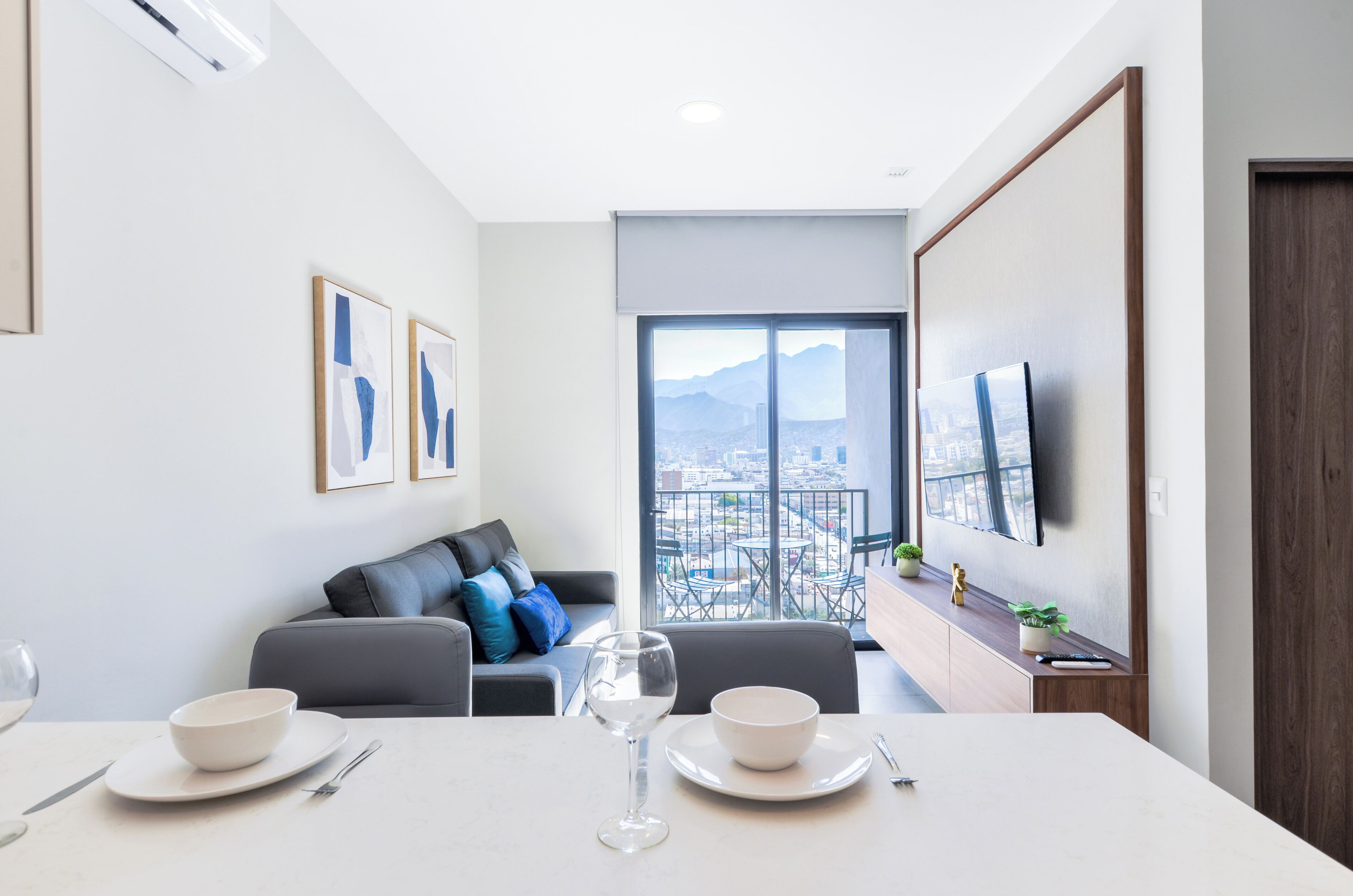 Suite, vista città | Area soggiorno | Smart TV 55 pollici con canali digitali, servizi in streaming