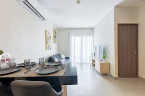 Suite – business, byutsikt | Oppholdsområde | En 50-tommers smart-TV med digitale kanaler samt strømmetjenester