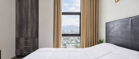 Suite empresarial, vista a la ciudad | Escritorio y espacio para trabajar con laptop
