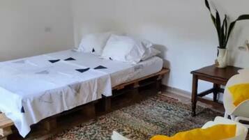 5 bedrooms, iron/ironing board, WiFi, bed sheets