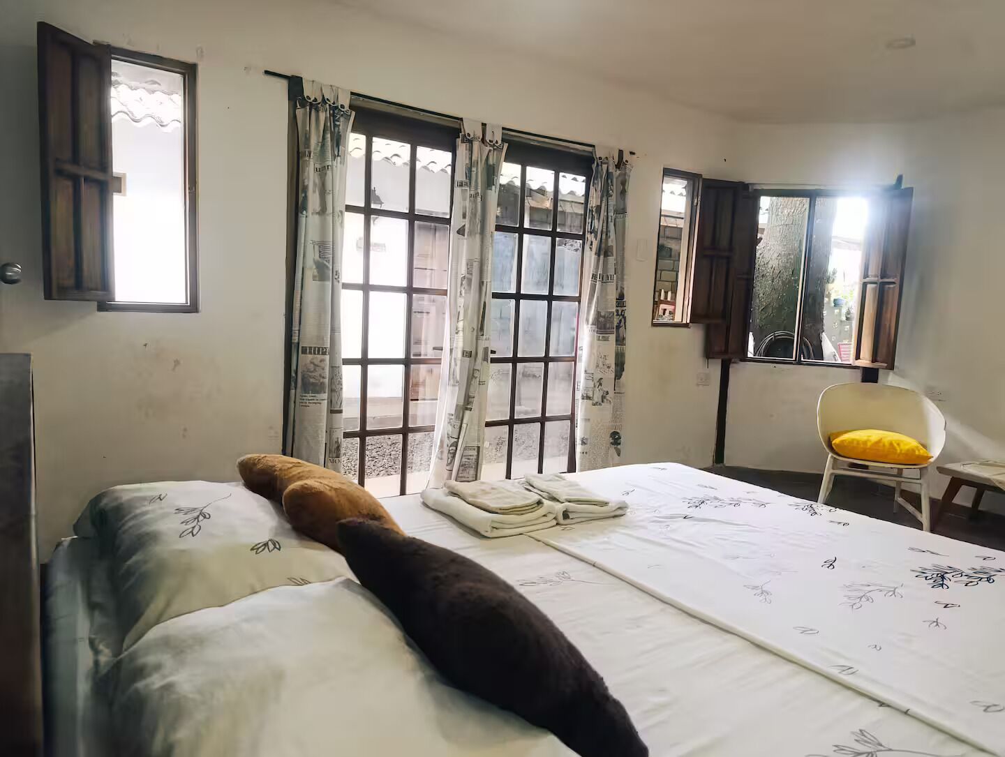 5 bedrooms, iron/ironing board, WiFi, bed sheets