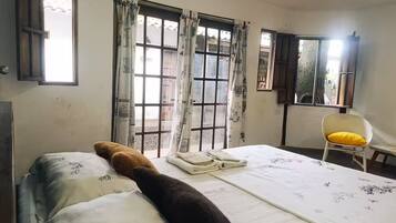 5 bedrooms, iron/ironing board, WiFi, bed sheets
