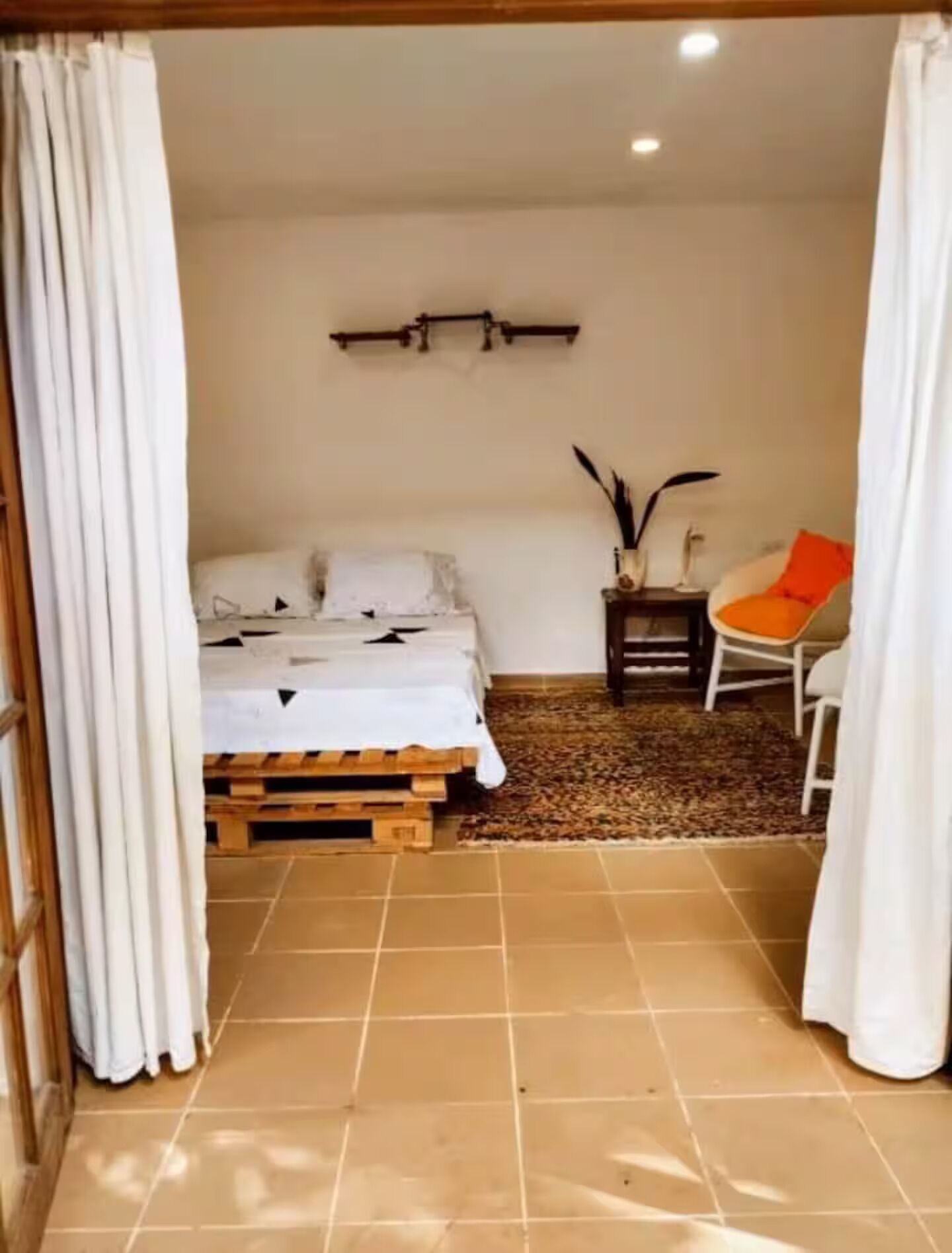5 habitaciones, tabla de planchar con plancha, wifi y ropa de cama 