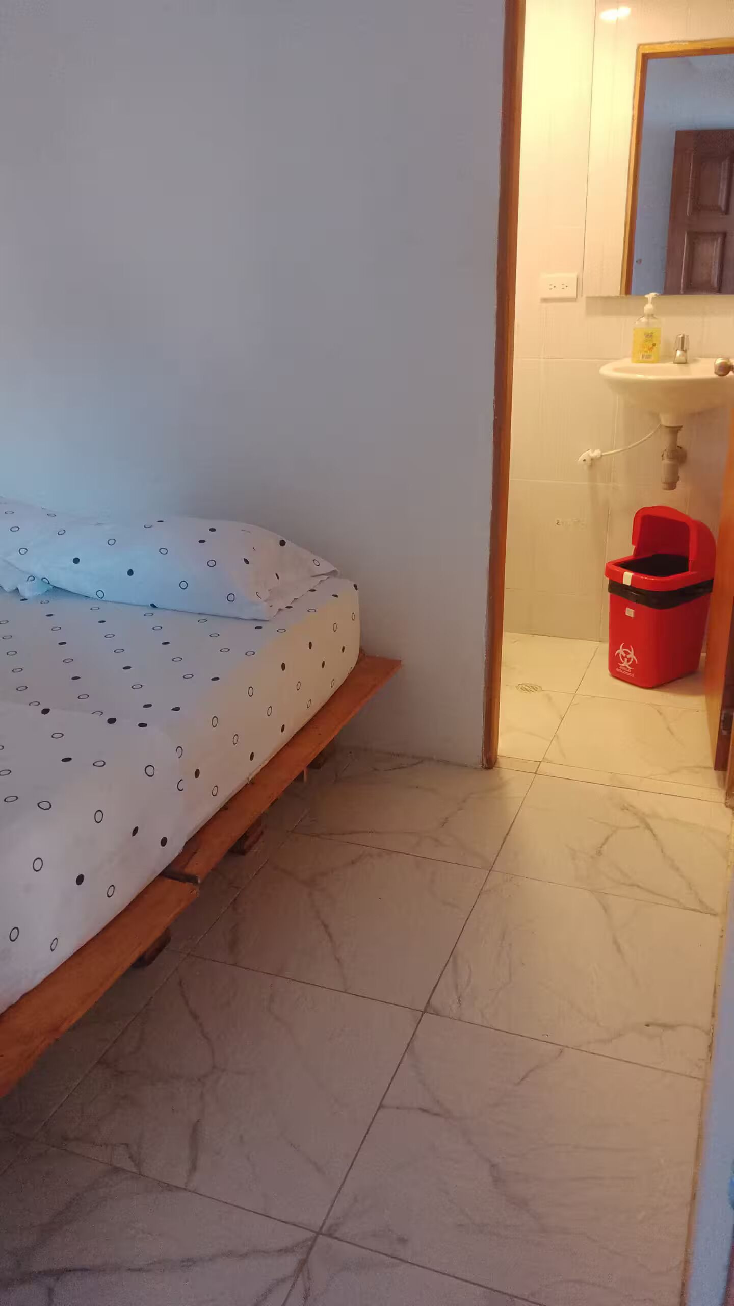 5 habitaciones, tabla de planchar con plancha, wifi y ropa de cama 
