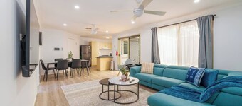 3BR Guesthouse + Sunroom Near Stanhope Leisure