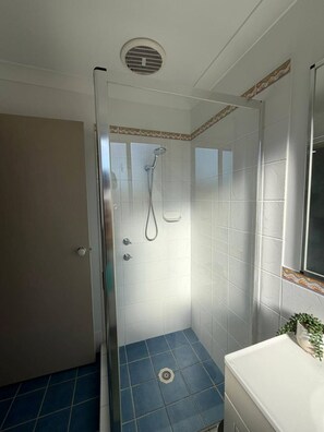 Serviettes fournies, savon, papier toilette