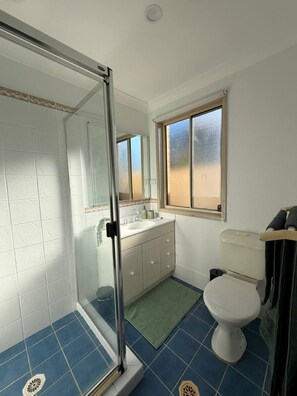 Serviettes fournies, savon, papier toilette