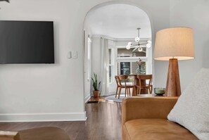 TV - Modern 10th St Retreat: Downtown & Hyde Park (Boise)