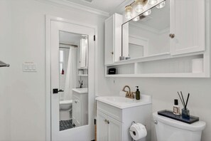 Shower, hair dryer, towels, shampoo - Modern 10th St Retreat: Downtown & Hyde Park (Boise)