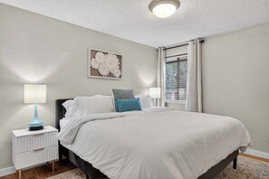 2 slaapkamers, een bureau, een strijkplank/strijkijzer, reisbedje