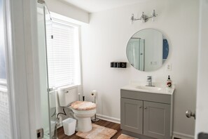 Shower, hair dryer, towels, soap - Spacious 5-bedroom Chesapeake Bay Waterfront Retreat (Fishing Creek)