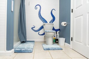 Shower, hair dryer, towels, soap - Spacious 5-bedroom Chesapeake Bay Waterfront Retreat (Fishing Creek)