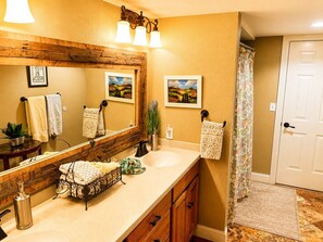 Jetted bath, hair dryer, towels, soap - Ultimate AFA Graduation Estate: 5 Private Acres - 5 Mins to North Gate (Colorado Springs)