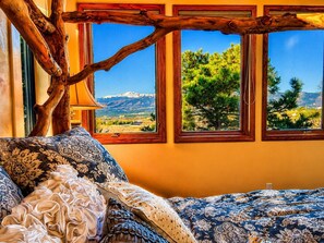 4 bedrooms, bed sheets - Ultimate AFA Graduation Estate: 5 Private Acres - 5 Mins to North Gate (Colorado Springs)