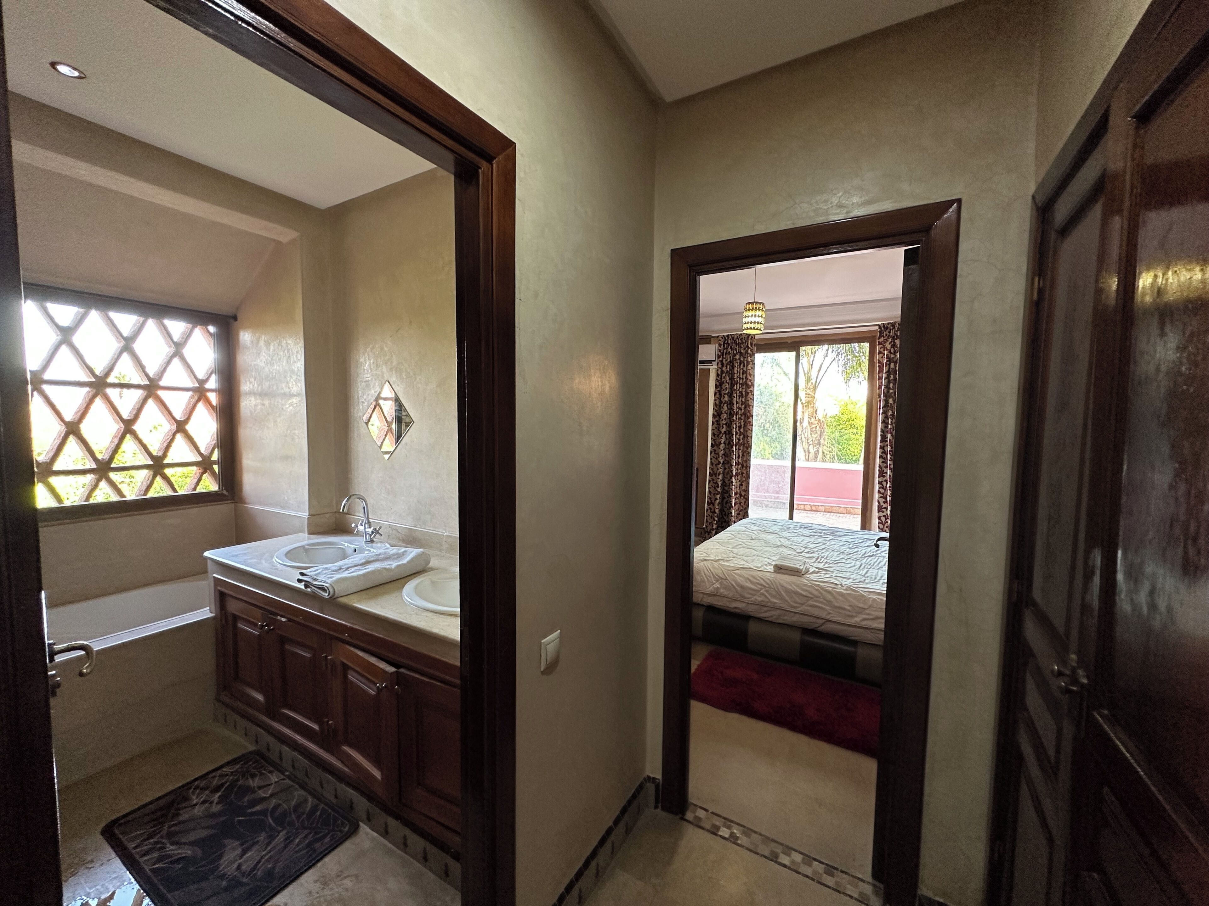 Une salle de bain avec un lavabo, un miroir et des meubles en bois.