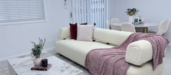 Bright & Stylish 4BR Guesthouse - walk to Shops.