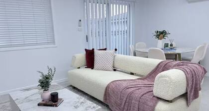 Bright & Stylish 4BR Guesthouse - walk to Shops.