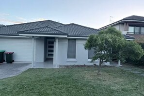 Exterior - Bright & Stylish 4BR Guesthouse - walk to Shops. (North Kellyville)
