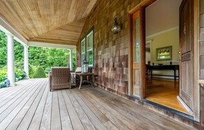 Outdoor dining - Private 1-Acre Coastal Retreat | Minutes to Narragansett Beach (Narragansett)