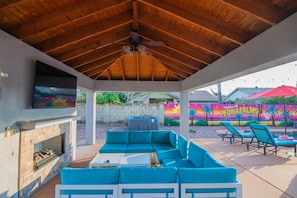 Terrace/patio - Peoria Resort! Spacious 7BR, Heated Pool, Theater, Hot Tub, Ping Pong & More! (Peoria)