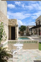 Apartamento Deluxe, vistas a la piscina, planta baja | Restaurante al aire libre