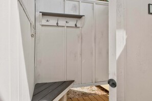 Outdoor Shower - Ike's Place: Spacious 4BR home in scenic Holden Beach, perfect for family getaways! (Holden Beach)