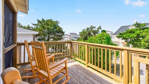 Property grounds - Ike's Place: Spacious 4BR home in scenic Holden Beach, perfect for family getaways! (Holden Beach)