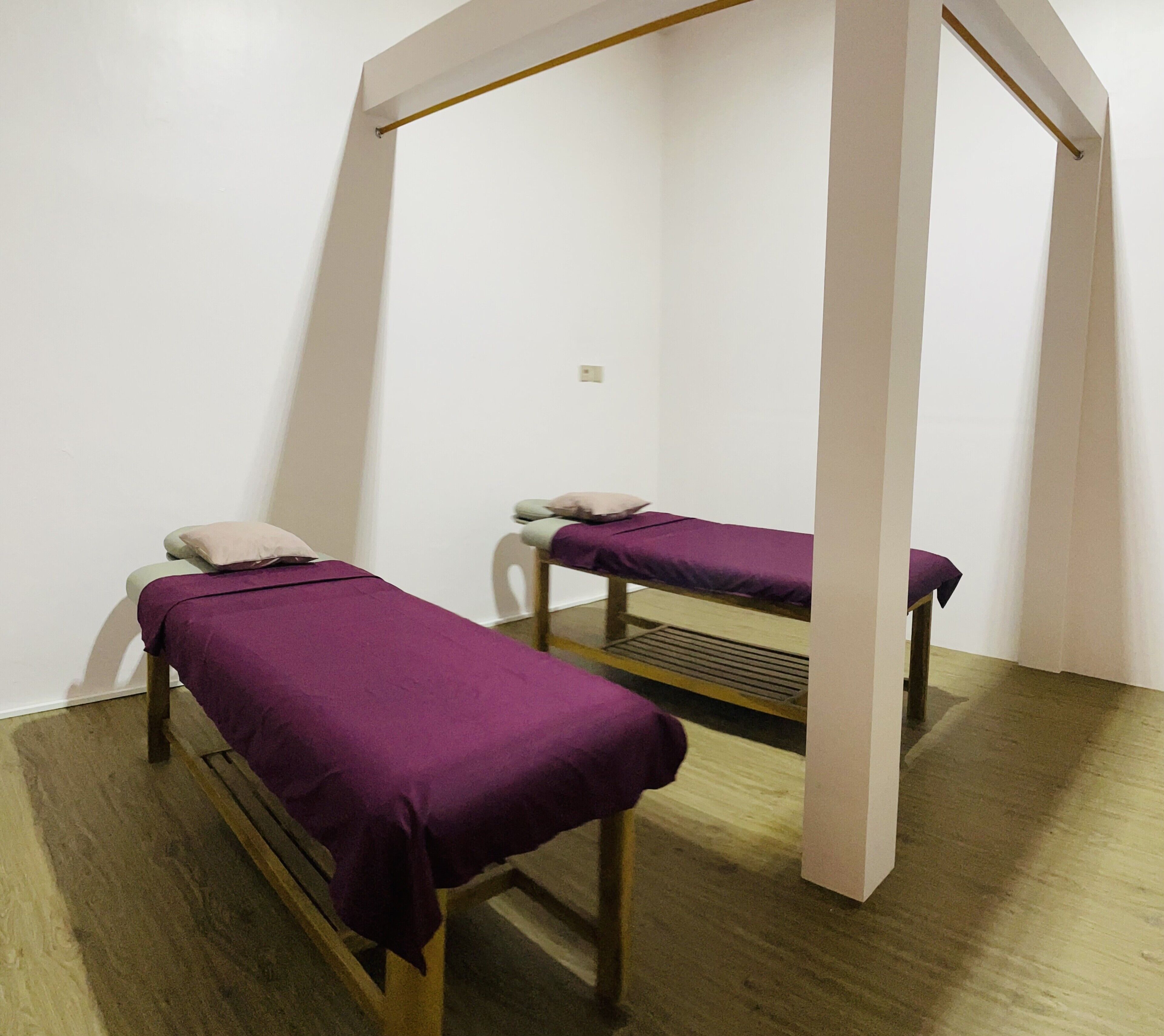 雙人療程室、身體療程、芳香療法、熱石按摩、深層組織按摩、泰式按摩