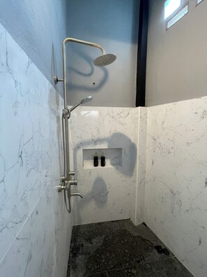 Comfort House, Patio, Beach View | Bathroom