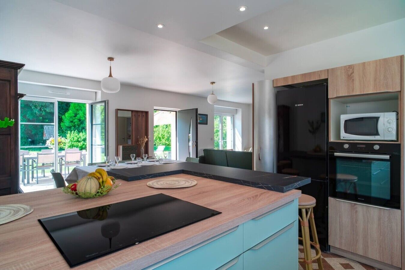 Microwave, oven, dishwasher, coffee/tea maker