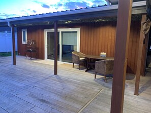 Outdoor dining - Weymouth Oasis. Studio guest house with secured parking and a beach access road (Manukau)