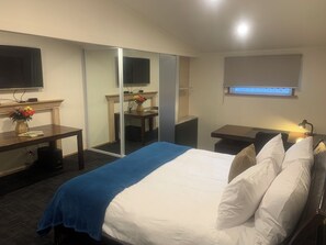 Room - Weymouth Oasis. Studio guest house with secured parking and a beach access road (Manukau)