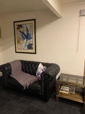 Living area - Weymouth Oasis. Studio guest house with secured parking and a beach access road (Manukau)