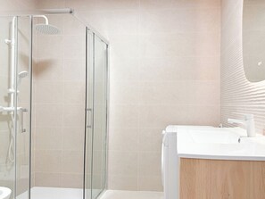 Shower, hair dryer, towels, soap - Modern apartment with ocean view (Arona)