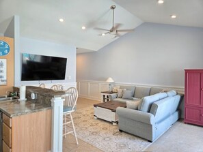 Smart TV - Recently Renovated 3-bedroom condo with AC in delightful Wildwood (Wildwood)