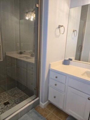 Shower - Recently Renovated 3-bedroom condo with AC in delightful Wildwood (Wildwood)