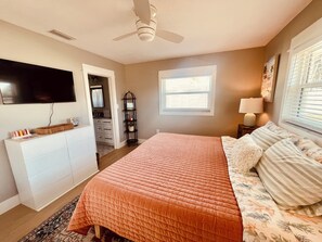 3 bedrooms, iron/ironing board, free WiFi, bed sheets - Fishing paradise! 3 bedroom/2 bath. New dock and boat lift. Walk to beach. (Nokomis)