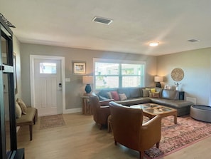 TV, books - Fishing paradise! 3 bedroom/2 bath. New dock and boat lift. Walk to beach. (Nokomis)