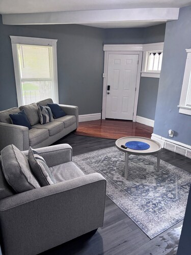 Beautiful 2-bedroom apartment in welcoming Akron perfect for your stay