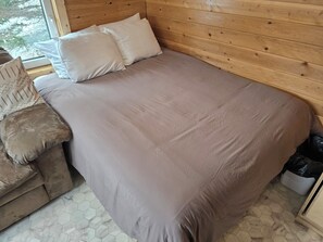 2 quartos, ferros/tábuas de passar roupa, roupa de cama