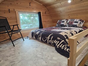 Room - "Rest a While" Tiny House Cabin, West Side of Kenora Ontario (Kenora)