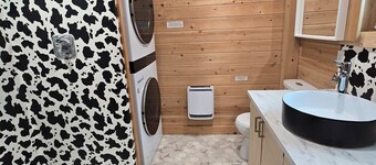 "Rest a While" Tiny House Cabin, West Side of Kenora Ontario